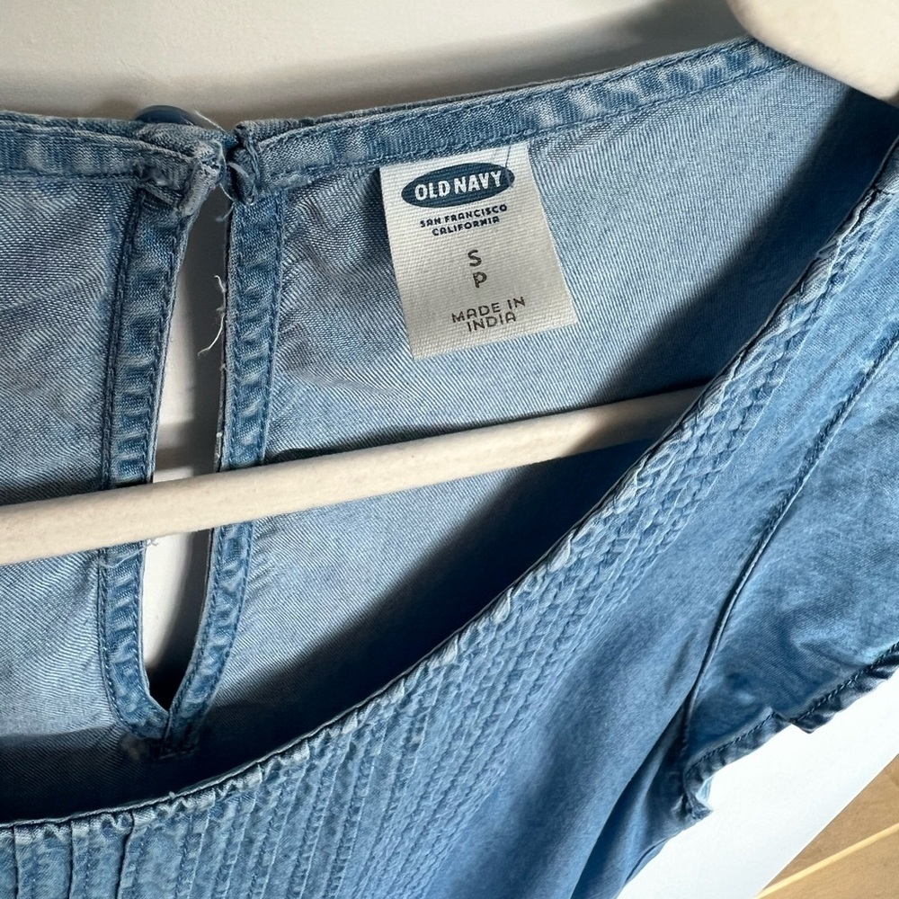 Old Navy Sleeveless Chambray Dress with Scoop Neck and Smocked Pleated Detail - Picture 7 of 8